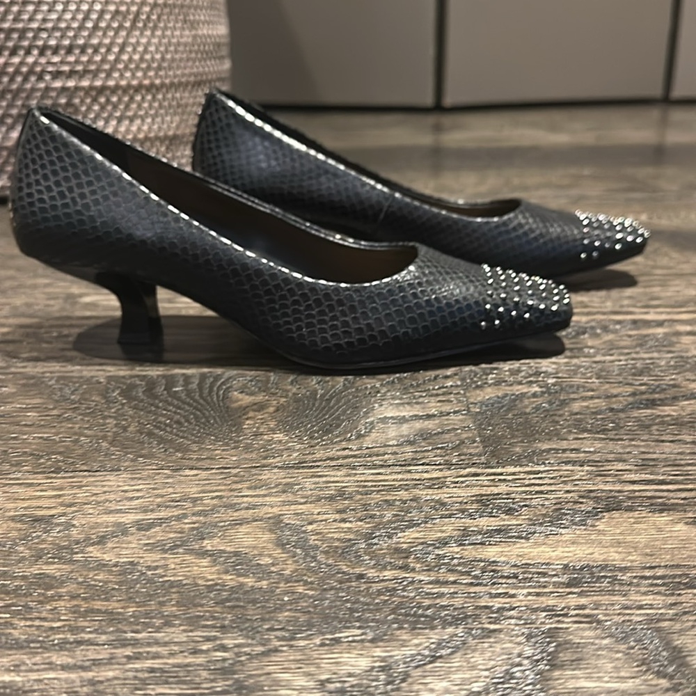 Edgy black leather snakeskin studded kitten heels pumps 6.5 - Picture 6 of 8